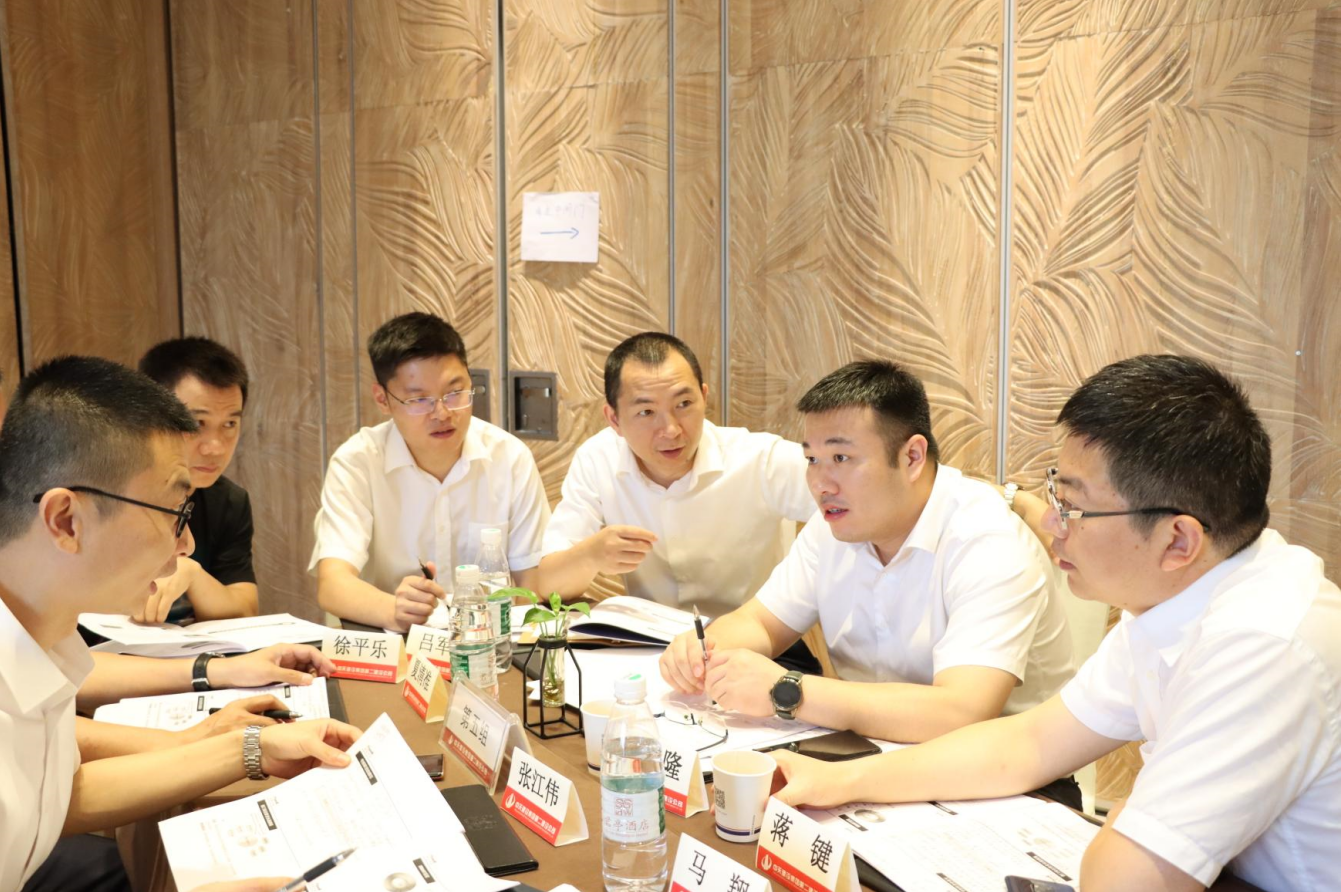 2021年6月25日-26日，Z6·尊龙凯时二建组织开展了2021年中高层主管执行力培训。本次培训特邀清华、北大、上海交大总裁班讲师，中国企业家协会特聘高级讲师许晋老师进行授课。