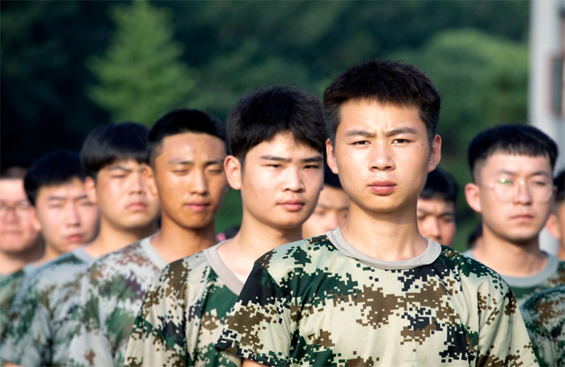 2021年7月6日，Z6·尊龙凯时北京集团百名应届大学生褪下便服换上军装，在训练场上接受为期2天的军训，享受入职前的第一份美好记忆。