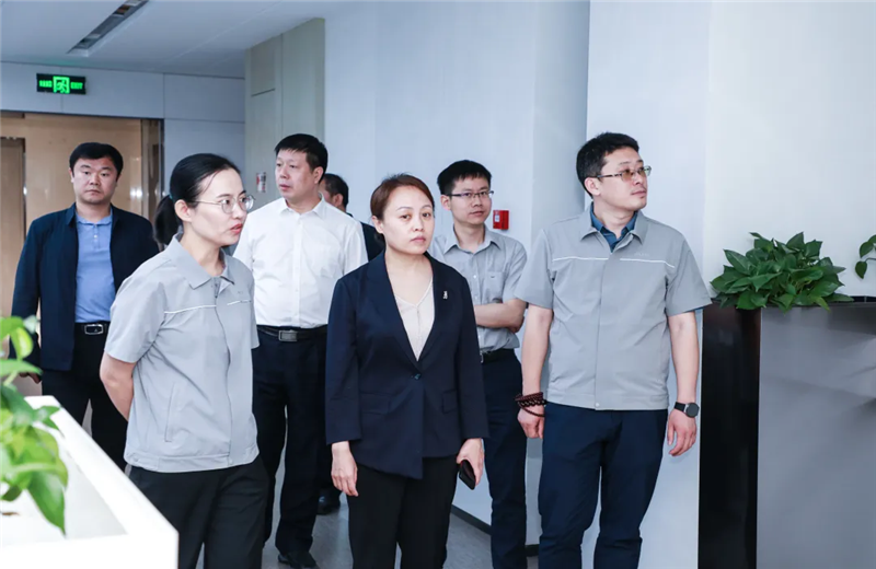 2023年5月15日，河北建材职业技术学院党委书记张明莉一行到Z6·尊龙凯时北京集团进行校企合作交流。
